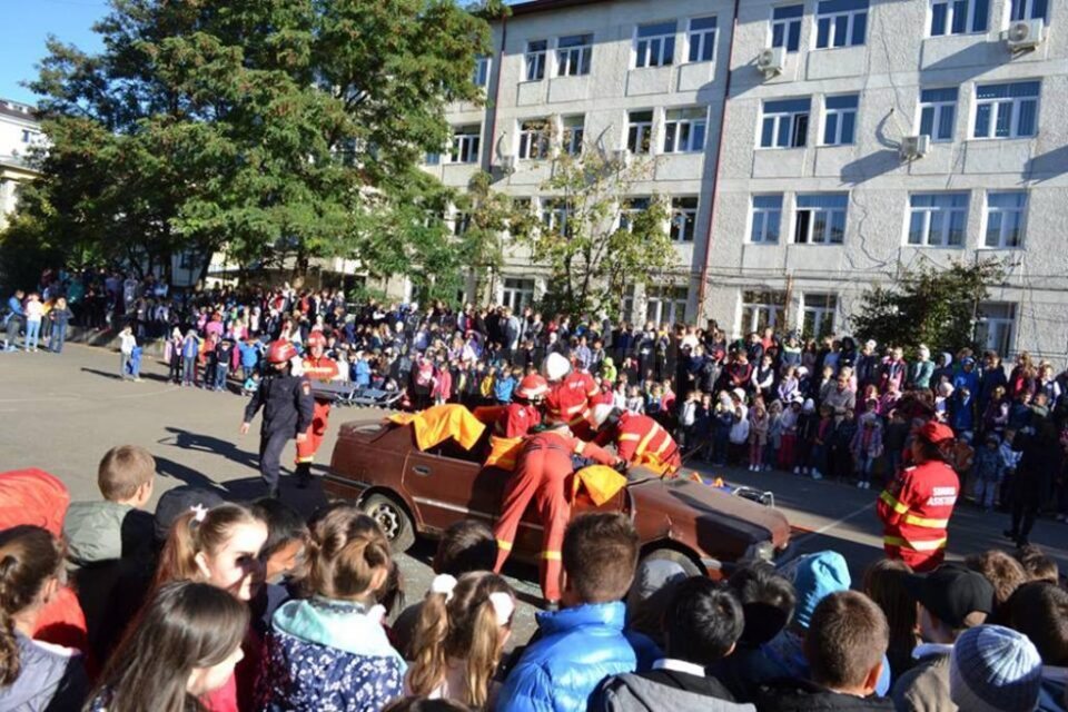Exercițiu demonstrativ de descarcerare, la Școala Nr. 1 Suceava