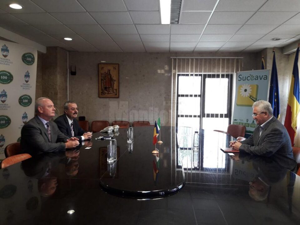 Primarul Sucevei, Ion Lungu, cu Ambasadorul Irlandei, Excelența Sa Derek Feely
