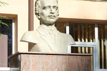 Bustul poetului Nicolae Labiș