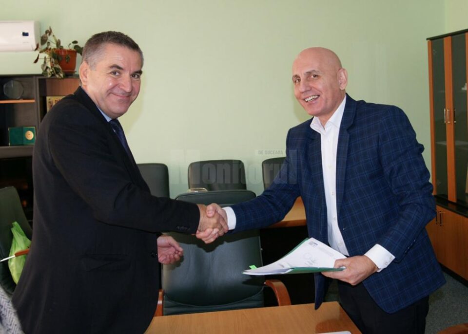 Adrian Popoiu (stânga) a semnat contractul de finanațare pentru un proiect de care va beneficia Colegiul "Lațcu Vodă" din Siret Adrian Popoiu (stânga) a semnat contractul de finanațare pentru un proiect de care va beneficia Colegiul "Lațcu Vodă" din Siret