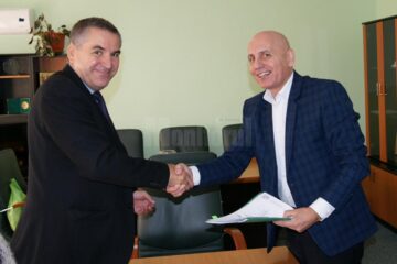 Adrian Popoiu (stânga) a semnat contractul de finanațare pentru un proiect de care va beneficia Colegiul "Lațcu Vodă" din Siret