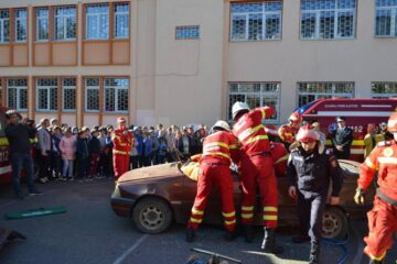xercițiu demonstrativ de descarcerare și dezbateri privind educația rutieră, la Școala Nr. 1 Suceava