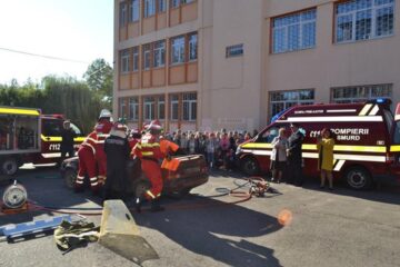 xercițiu demonstrativ de descarcerare și dezbateri privind educația rutieră, la Școala Nr. 1 Suceava
