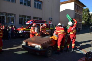 xercițiu demonstrativ de descarcerare și dezbateri privind educația rutieră, la Școala Nr. 1 Suceava