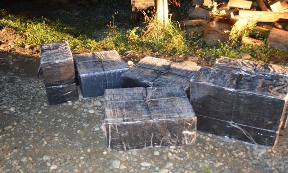 Focuri de armă, țigări de contrabandă de aproape 55.000 de euro confiscate și un jeep indisponibilizat în zona de munte