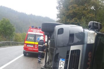 Un microbuz cu nouă persoane s-a răsturnat la Argestru, în Vatra Dornei
