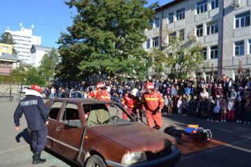 xercițiu demonstrativ de descarcerare și dezbateri privind educația rutieră, la Școala Nr. 1 Suceava