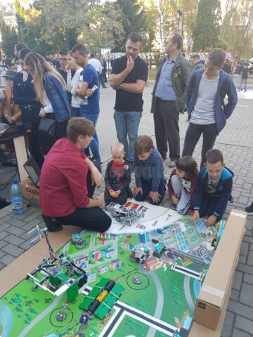 Roboți din Lego, realizați de elevii de la liceul din Solca