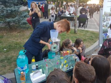 Tineri entuziaști, inovații și experimente pentru toate vârstele, la „Noaptea cercetătorilor”
