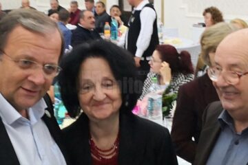 Sora poetului Nicolae Labiș (centru) a primit distincția "Meritul Bucovinei"