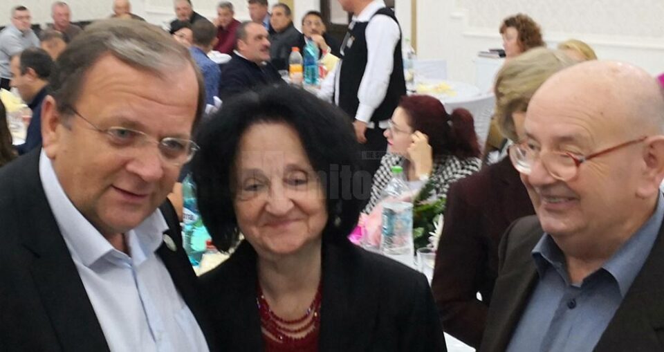 Sora poetului Nicolae Labiș (centru) a primit distincția "Meritul Bucovinei"