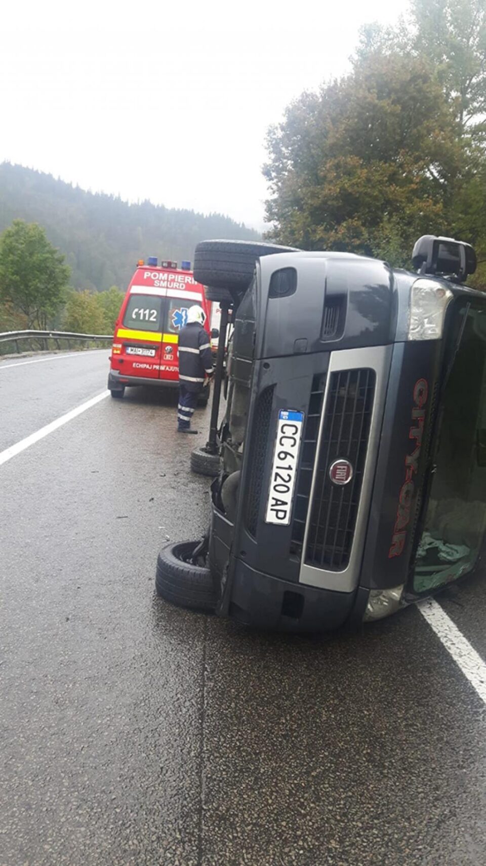 Microbuzul Fiat s-a răsturnat pe carosabil