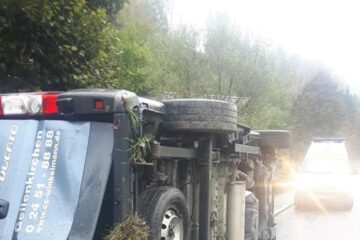 Microbuzul Fiat s-a răsturnat pe carosabil