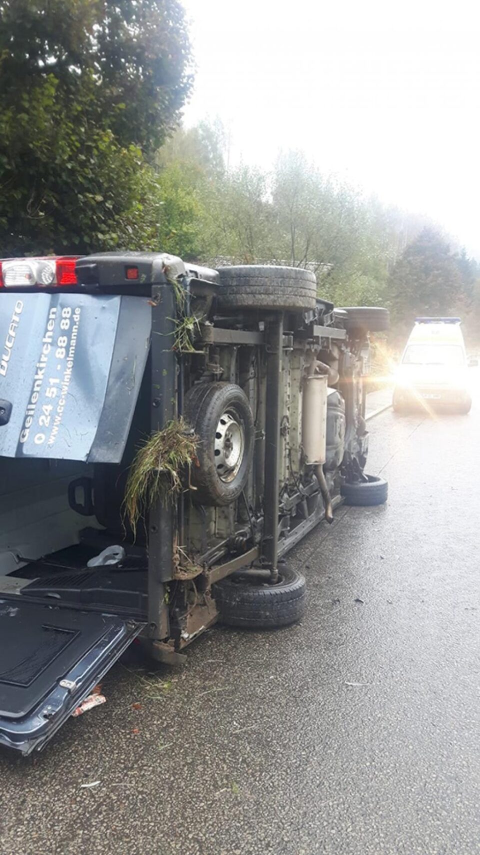 Microbuzul Fiat s-a răsturnat pe carosabil