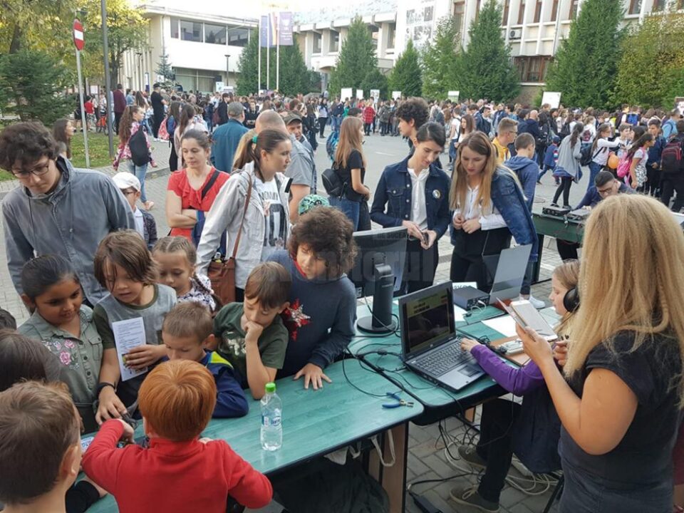 Elevi și studenți preocupați de știință au prezentat proiecte menite să ne facă viața mai ușoară Elevi și studenți preocupați de știință au prezentat proiecte menite să ne facă viața mai ușoară