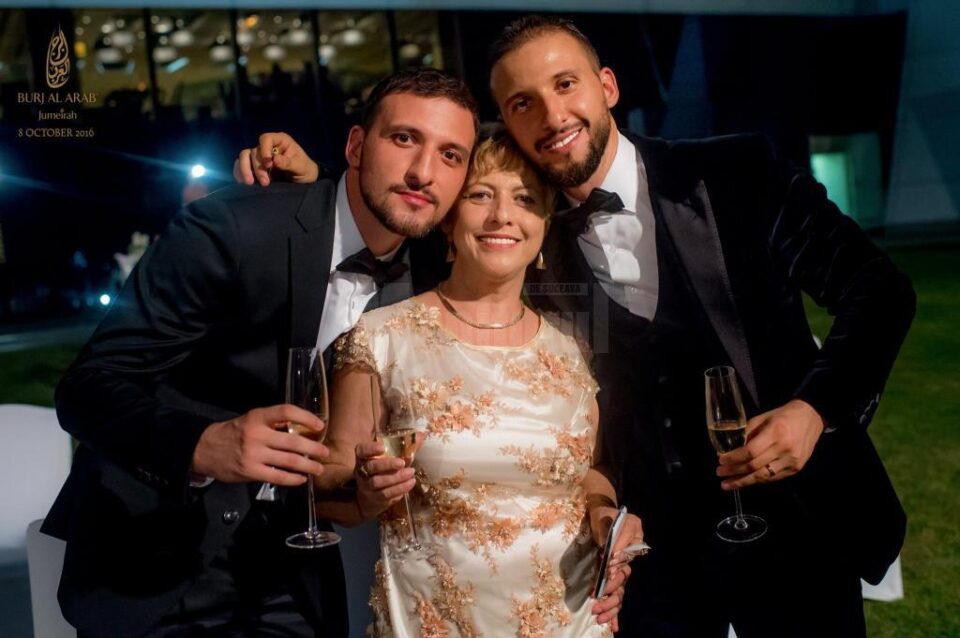 Jeni Mandachi alaturi de cei doi fii ai sai, Andrei și Ștefan