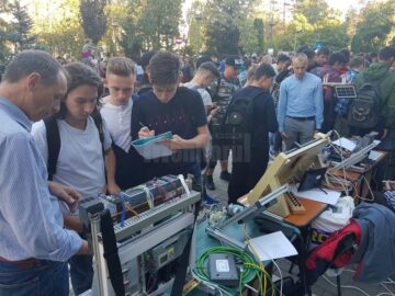 Tineri entuziaști, inovații și experimente pentru toate vârstele, la „Noaptea cercetătorilor”