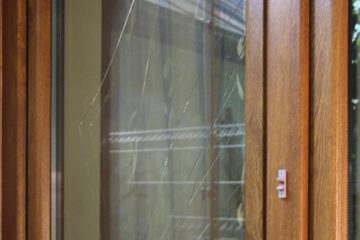 Hoții au forțat două geamuri cu un levier