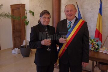 Vasile Andriciuc alături de Gheorghe Sava, funcționarul din cadrul Primăriei Șcheia care s-a pensionat după 45 de ani de activitate