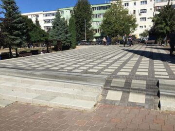 Lucrările de reabilitare a parcului de lângă Policlinică se apropie de final