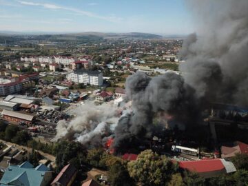 Un incendiu de proporții a făcut pagube mari la un depozit de fier vechi din Burdujeni