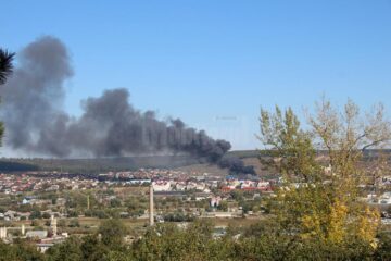 Un incendiu de proporții a făcut pagube mari la un depozit de fier vechi din Burdujeni