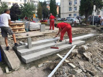 Lucrările de reabilitare a parcului de lângă Policlinică se apropie de final