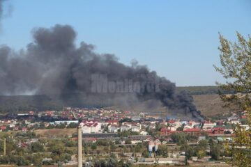 Un incendiu de proporții a făcut pagube mari la un depozit de fier vechi din Burdujeni
