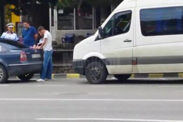 Microbuz oprit în stația Orizont, în cartierul Burdujeni