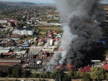Incendiul de la depozitul de fier vechi a izbucnit din nou luni noapte
