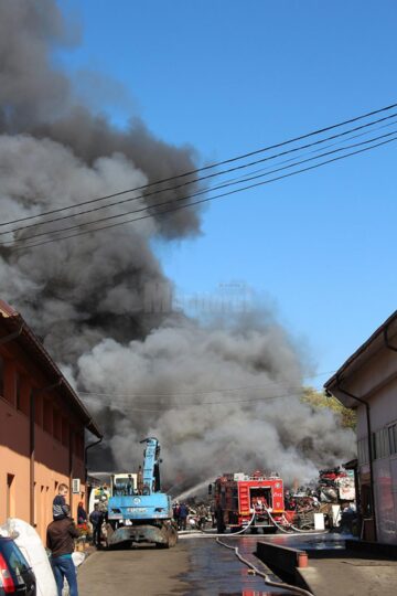 Incendiul izbucnit luni la amiază a fost foarte violent