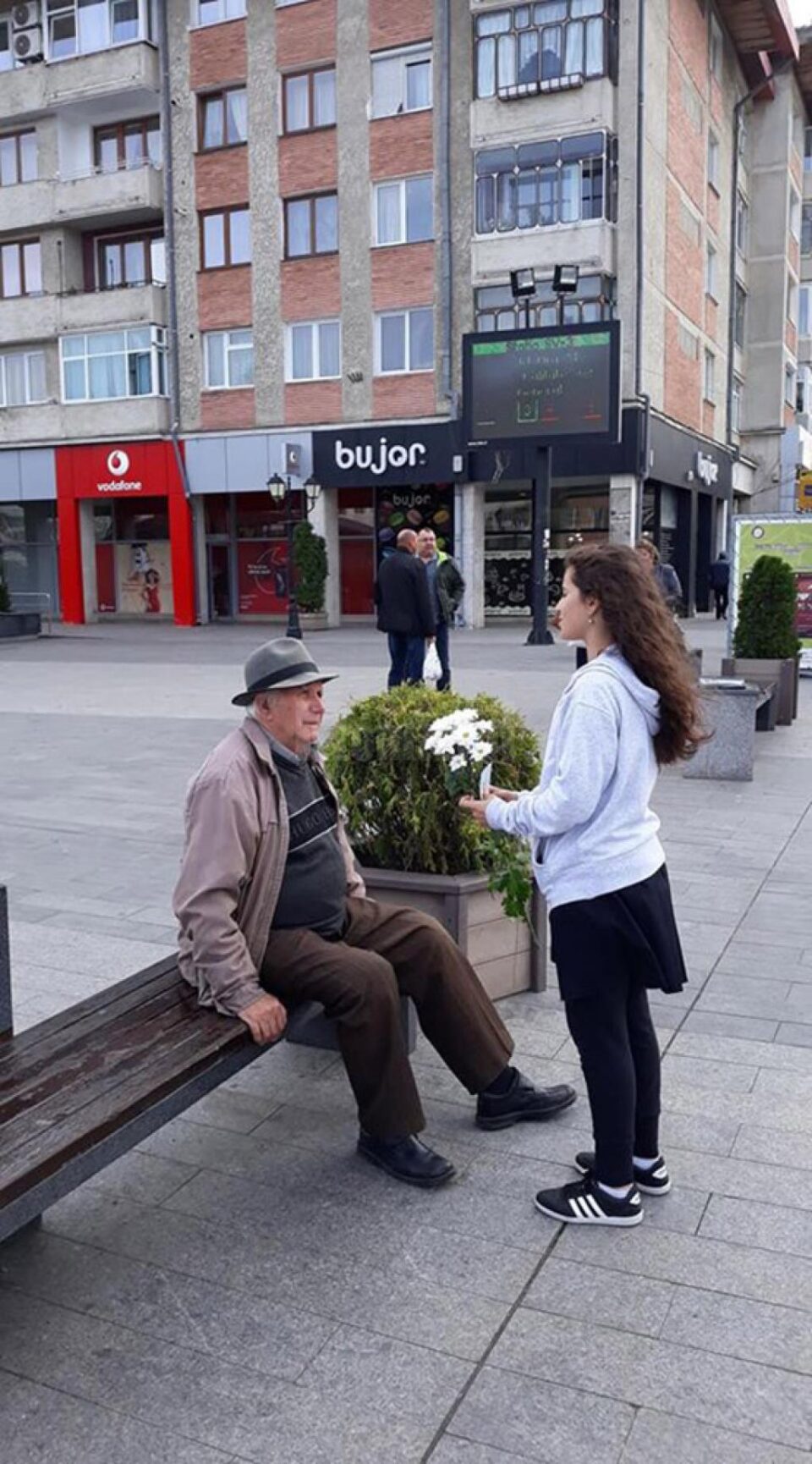 Gânduri bune și flori pentru suflet, pentru bătrânii din Suceava