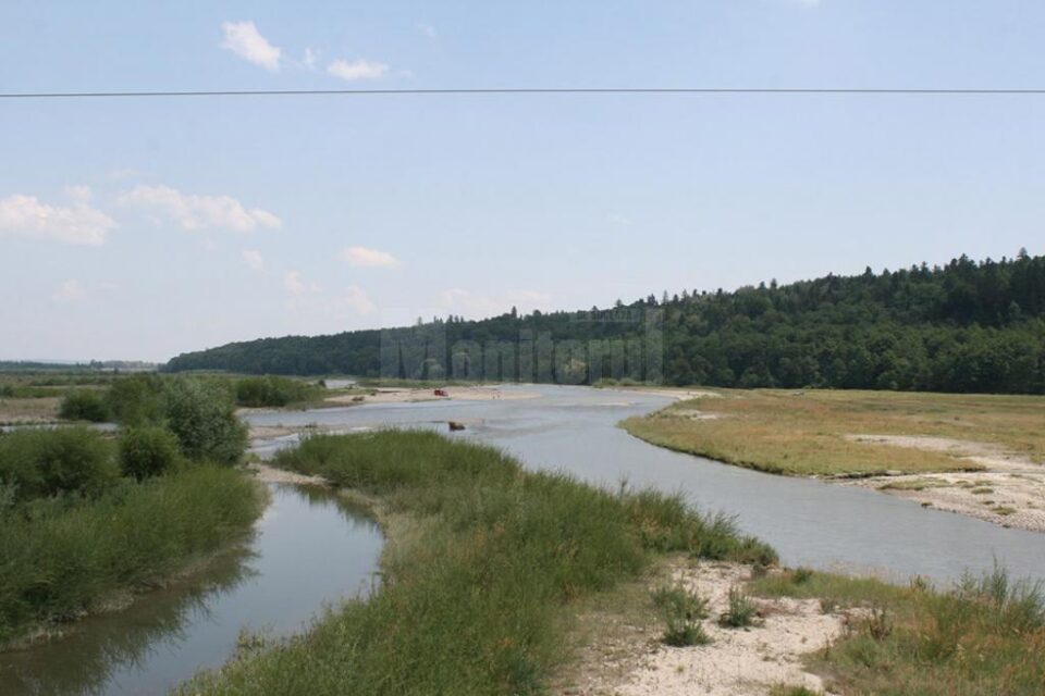 Cadavrul unui bărbat a fost descoperit în albia râului Moldova
