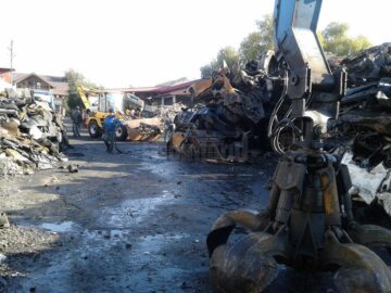 Incendiul de la depozitul de fier vechi a izbucnit din nou luni noapte