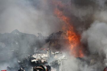 Incendiul de la depozitul de fier vechi a izbucnit din nou luni noapte