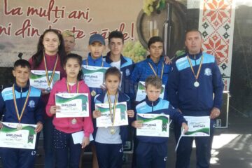 Antrenorul Cristian Prâsneac, alături de sportivii dorneni