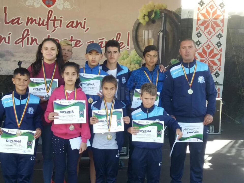 Antrenorul Cristian Prâsneac, alături de sportivii dorneni