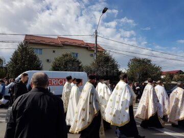 Sute de oameni au condus-o pe Jeni Mandachi pe ultimul drum