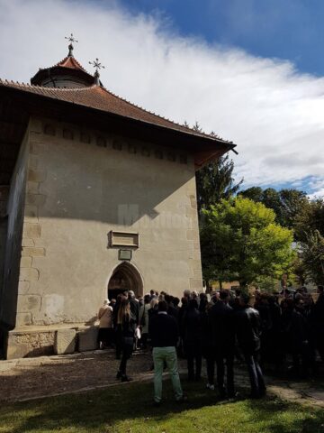 Sute de oameni au condus-o pe Jeni Mandachi pe ultimul drum