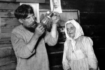 „De la turta de seu, la lampa lui Ilici”
