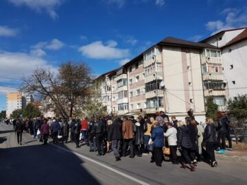 Sute de oameni au condus-o pe Jeni Mandachi pe ultimul drum