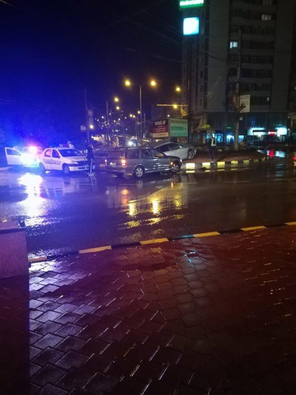 Două mașini s-au ciocnit, miercuri noapte, în sensul giratoriu de pe bulevardul principal al Sucevei Două mașini s-au ciocnit, miercuri noapte, în sensul giratoriu de pe bulevardul principal al Sucevei