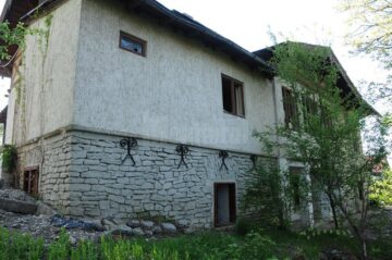 Clădirea are sub nivelul zero o pivniță de piatră, folosită cândva drept cramă