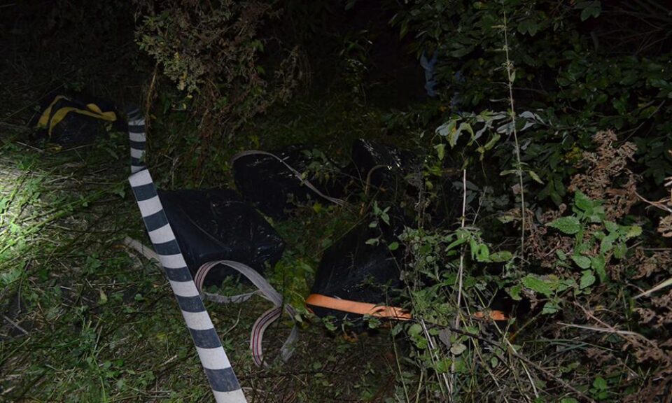 Contrabandiști urmăriți de polițiști au lăsat în urmă aproape 5.000 de pachete de țigări