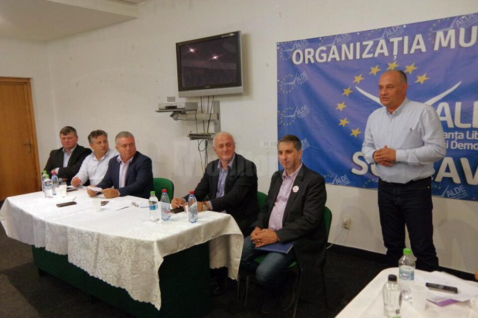 Alexandru Băișanu (dreapta) a propus ca ALDE Suceava să nu voteze pentru majorarea prețului gigacaloriei în Suceava