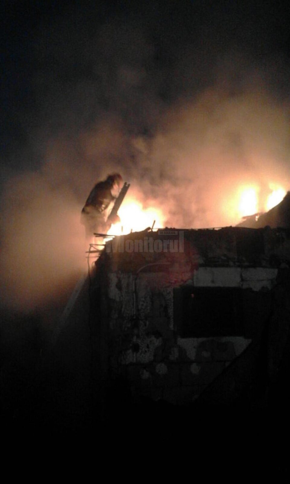 Pagube mari și risc major de extindere, în urma unui incendiu pus intenționat