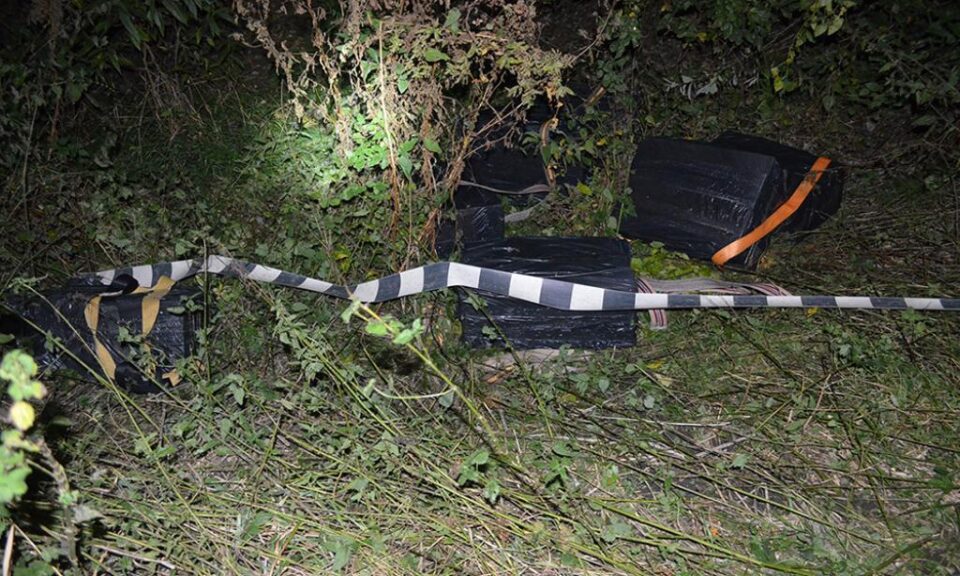Colete abandonate în apropiere de frontieră, la Siret