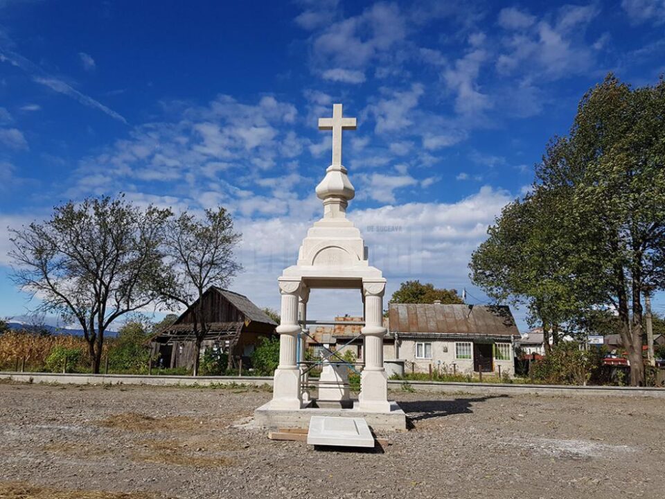 Crucea monumentală care va aminti de acum încolo de eroii de la Cornu Luncii