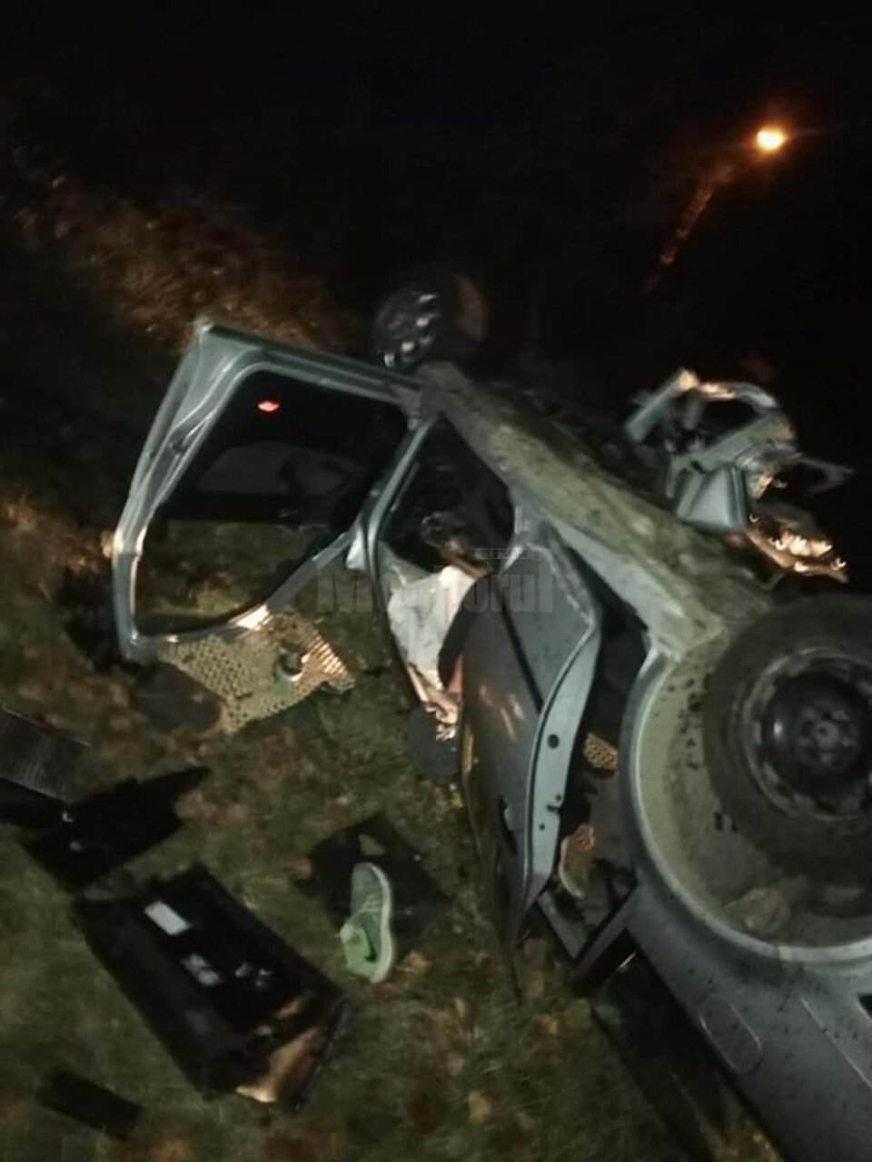 Mașina implicată în accidentul de sâmbătă noapte, în care se aflau patru tineri