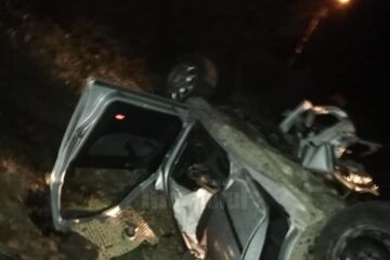 Mașina implicată în accidentul de sâmbătă noapte, în care se aflau patru tineri